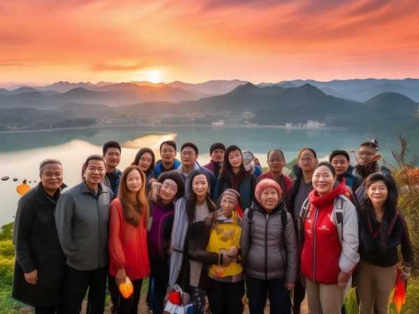 夕阳下的旅游团风采，人间晚晴映照华夏游踪