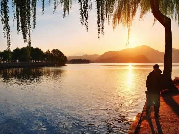 诗意漫步，西湖旅游路线指南一探究竟